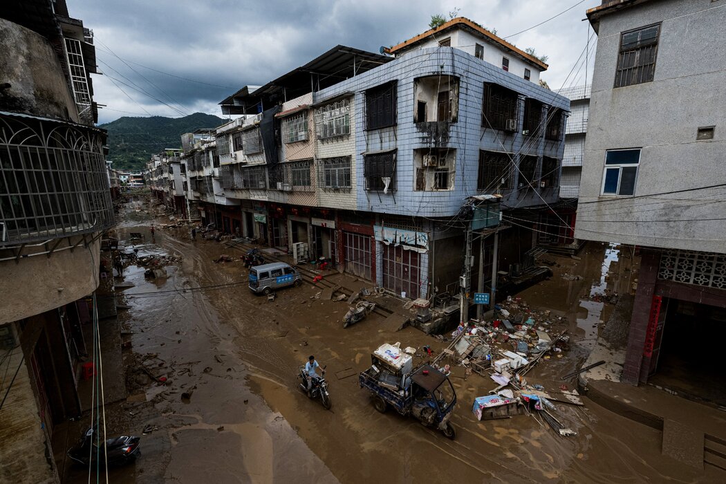 6月，梅州。暴风雨过后，街道泥泞不堪。