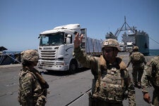 Miembros del ejército de EE. UU. en un muelle provisional mientras se transporta ayuda humanitaria a Gaza. 