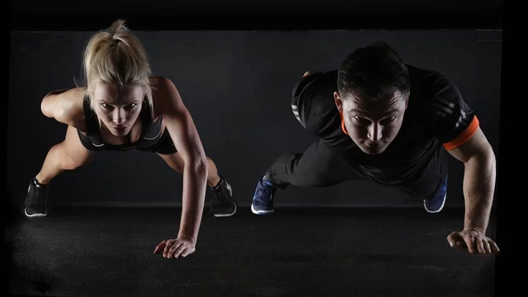 Una pareja entrena