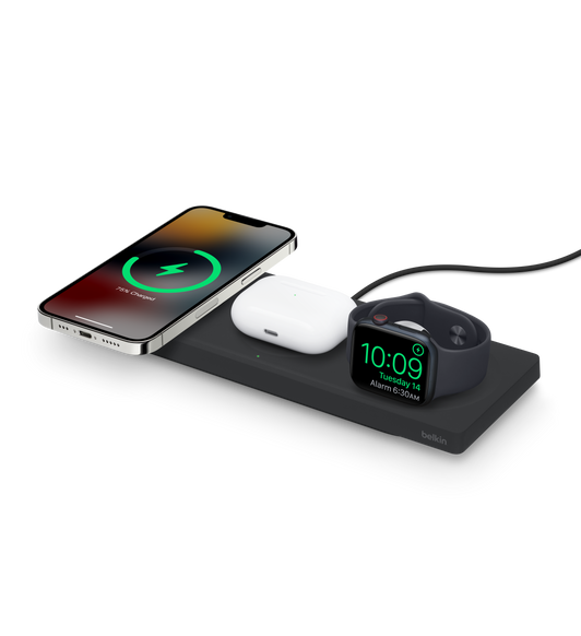 Podkładka do ładowania bezprzewodowego Belkin Boost Charge Pro 3-in-1 z technologią MagSafe pozwala na jednoczesne ładowanie iPhone’a, Apple Watch i etui do bezprzewodowego ładowania AirPods.