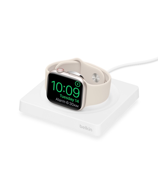 Den vita, bärbara snabbladdaren Belkin Boost Charge Pro till Apple Watch har en magnetisk snabbladdningsmodul till Series 8 och Apple Watch Ultra.