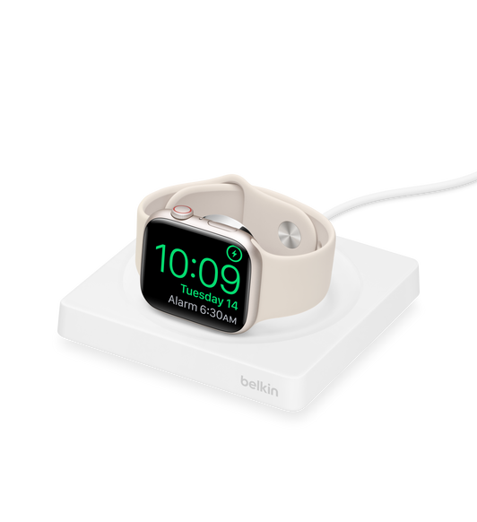 A fehér Belkin Boost Charge Pro hordozható Apple Watch-gyorstöltő mágneses gyorstöltőmodullal ad új energiát az Apple Watch Series 8-nak és Apple Watch Ultrának.