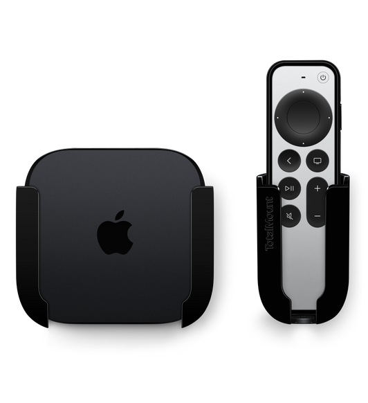 Instalační souprava Innovelis TotalMount Pro k televizi připevněné na zdi s vloženou Apple TV a jejím ovladačem.