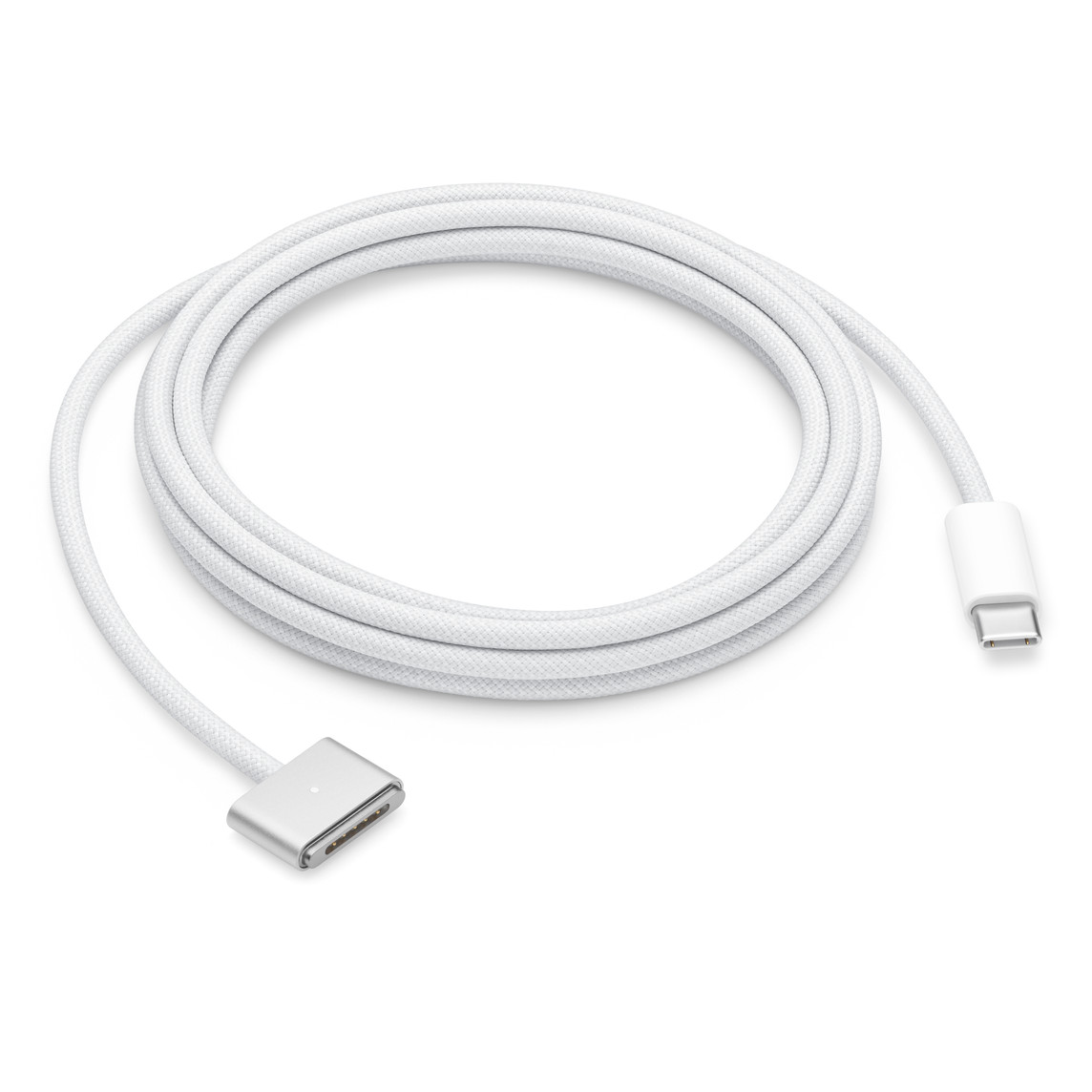 Biały przewód z USB-C na MagSafe 3 (2 m) wyposażony jest w złącze magnetyczne, które naprowadza wtyczkę na gniazdo zasilania notebooka Mac.