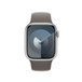 Sportband i lera (brunt) där man ser Apple Watch med 41-millimetersboett och Digital Crown.