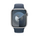 Sportband i stormblått där man ser Apple Watch med 45-millimetersboett och Digital Crown.