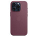 iPhone 15 Pro Feingewebe Case mit MagSafe in Mulberry, eingelassenes Apple Logo in der Mitte, angebracht am iPhone 15 Pro in Titan Blau, gesehen durch die Aussparung für die Kamera.