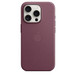 iPhone 15 Pro Feingewebe Case mit MagSafe in Mulberry, eingelassenes Apple Logo in der Mitte, angebracht am iPhone 15 Pro in Titan Weiß, gesehen durch die Aussparung für die Kamera.