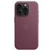 iPhone 15 Pro Feingewebe Case mit MagSafe in Mulberry, eingelassenes Apple Logo in der Mitte, angebracht am iPhone 15 Pro in Titan Schwarz, gesehen durch die Aussparung für die Kamera.