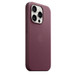 Schräge Seiten- und Rückansicht des iPhone 15 Pro Feingewebe Case mit MagSafe in Mulberry, Aluminium Seitentaste, eingelassenes Apple Logo in der Mitte der Rückseite, angebracht am iPhone 15 Pro in Titan Weiß, gesehen durch die Aussparung für die Kamera.