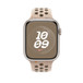 Nike-sportband i Desert Stone (ljusbrunt) där man ser Apple Watch med 45-millimetersboett och Digital Crown.