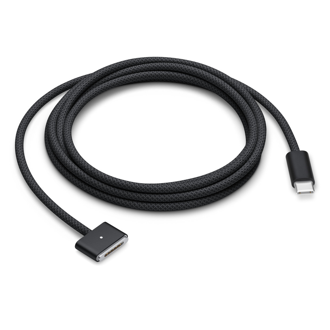 USB-C / MagSafe 3 kabel, 2metrový, smotaný, vesmírně černé opletení, magnetický MagSafe 3 konektor a USB-C konektor ve vesmírně černé.