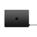 USB-C / MagSafe 3 kabel, vesmírně černé opletení, barevně sladěný magnetický MagSafe konektor připojený k zavřenému vesmírně černému MacBooku Pro.