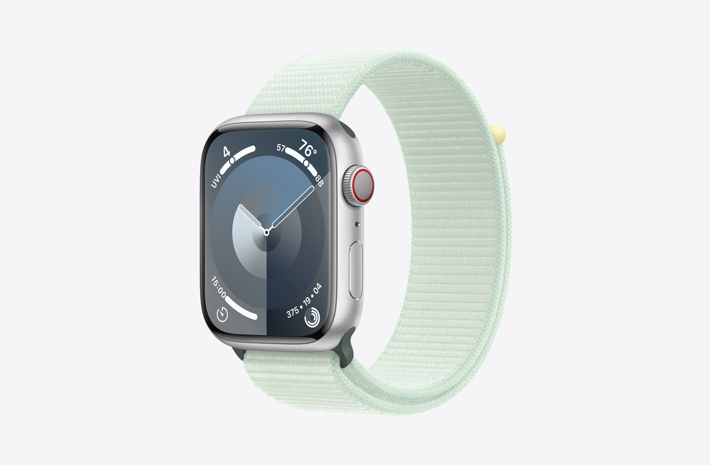 Apple Watch med aluminiumboett i silver, matt finish och sportloop i ljus mint (grönt) sedd snett framifrån med kardborrestängning och nylonväv i två lager