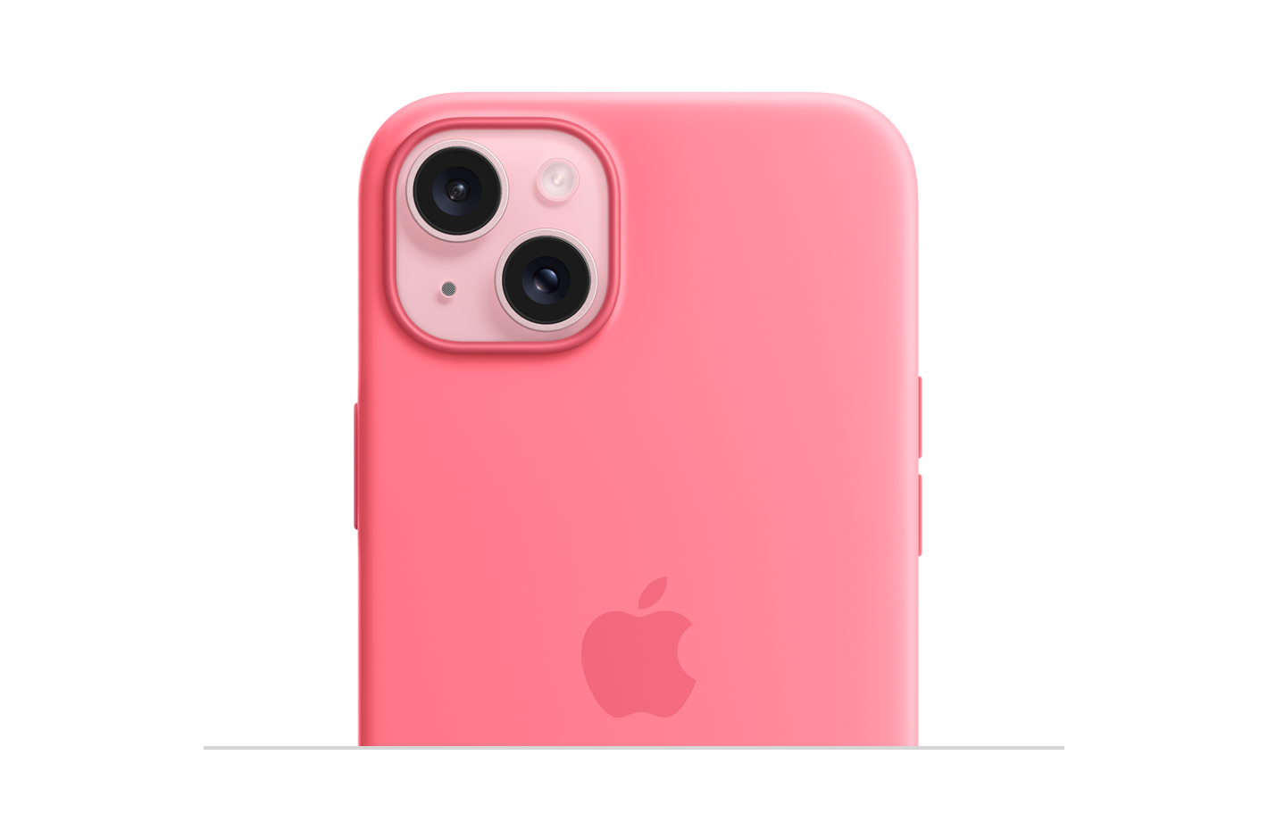 Silikon Case mit MagSafe in Pink, eingelassenes Apple Logo in der Mitte, angebracht am iPhone 15 in Rosé, gesehen durch die Aussparung für die Kamera.