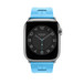 Simple Tour-armband i Bleu Céleste (blått) med Apple Watch-urtavla.