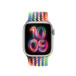 Apple Watch Geflochtenes Solo Loop Pride Edition mit dem passenden Pride Leuchten Apple Watch Zifferblatt, die fließenden Farben lassen das Armband und das Zifferblatt miteinander verschmelzen