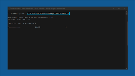 El símbolo del sistema muestra lo siguiente: DISM/Onlin /Cleanup-Image/RestoreHealth