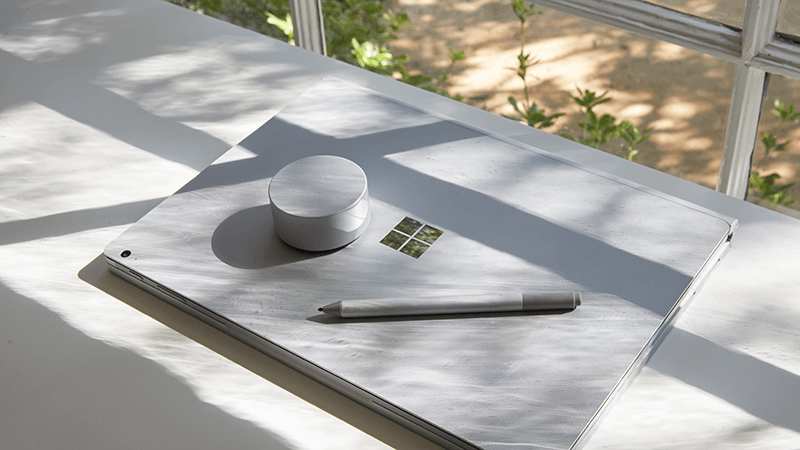 Surface Book, Surface Dial, dan Pena Surface di meja