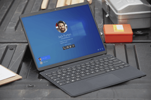 Laptop menampilkan layar masuk Windows 10.