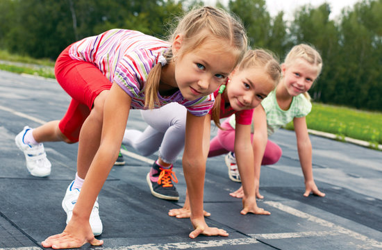 girls starting to run on track