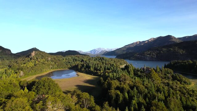 Vista aérea de Bariloche lago perito moreno, lago Nahuel Huapi, lago morenito, cordillera de los andes con dron