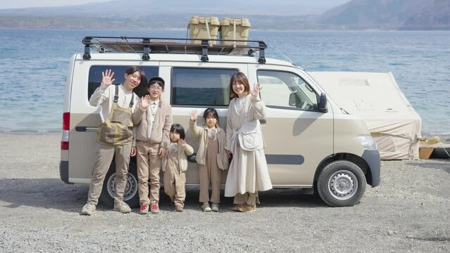 アウトドアを楽しむ家族とキャンピングカー
