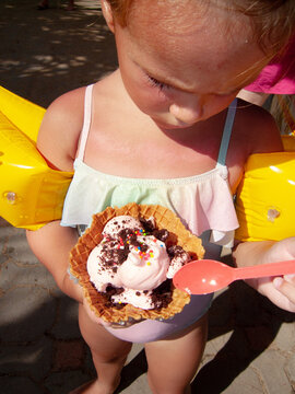 summer child eating ice cream