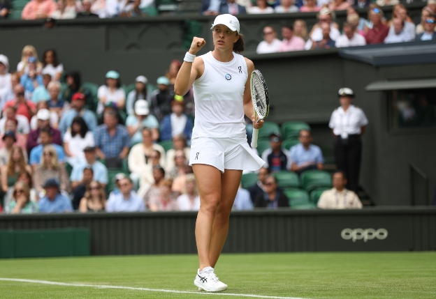 Swiatek Sprints Past Kenin at Wimbledon  