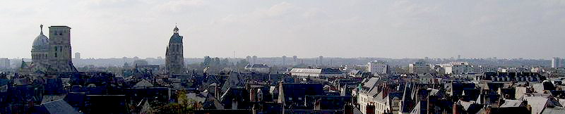 Panorama de la basilique Saint-Martin, la tour Charlemagne, et de la tour de l'Horloge.