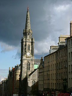 leukin doun The Royal Mile wi Tron Kirk in view