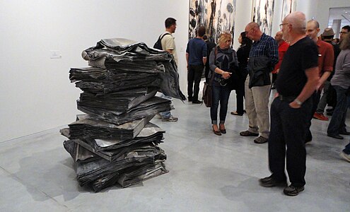 Anselm Kiefer, Shvirat Hakelim (El rompimiento de la vajilla), Museo de Arte de Tel Aviv, 2011. Los libros metálicos son alusiones a la cultura hebraica. Kiefer se interesa por el misticismo judío y la Cábala.