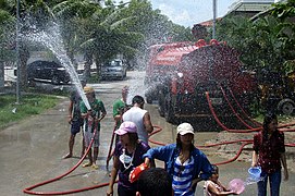 Brandmænd leger også med vand til Songkran (2012).