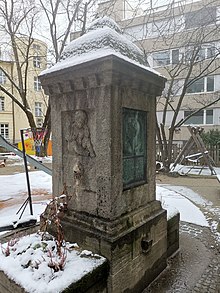 Denkmal für Dr. W.A. v. Hauner im Innenhof der Klinik