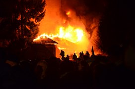 Incendie d'une barricade près du quartier des forces de sécurité à Lviv le 19 février.