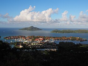 Vue générale sur Eden Island avec en arrière-plan île Sainte-Anne (à gauche) et l'île au Cerf.