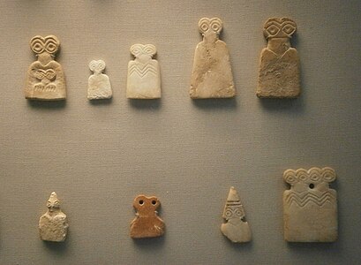 Exemples d'«ídols d'ulls» d'alabastre, descoberts al «Temple dels ulls» de Tell Brak, c. mitjans del mil·lenni iv aC. Museu Britànic, Londres