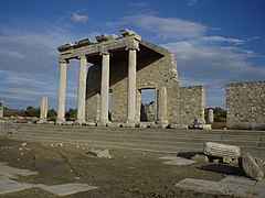 Stoa ionique sur la voie Sacrée