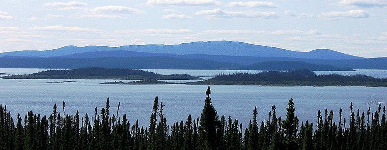 Le réservoir Manicouagan, vu de l'est. En arrière plan, à la droite du centre, le mont Babel.