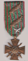 Médaille avec une croix chargée de deux épées en sautoir, au bout d'un ruban vert rayé de rouge