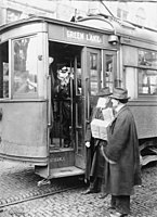 Penumpang tanpa masker ditolak naik trem di tengah pandemi flu 1918. (Seattle, Washington, 1918)