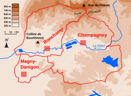 Carte montrant le relief échelonnée par centaine de mètres sur trois communes.