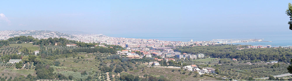 Panorama vido de la urbo je somero 2005