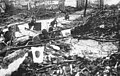 Soldats japonais avançant dans les ruines de Shanghai en 1937.