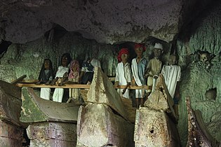 Toraja tau tau (estátua de madeira do falecido) na Celebes Meridional, Indonésia