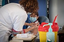 Vaccination d’une personnelle de santé à l’aide du vaccin PfitzerBioNTech dans le cadre de la phase 1 de la campagne de vaccination contre la Covid-19 aux Hôpitaux universitaires de Strasbourg le 8 janvier 2021.