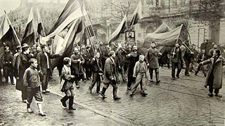 Seguidores do histórico movemento de ultradereita ruso Centurias Negras nunha marcha en 1905.