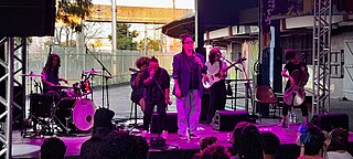 The band during one of their farewell shows in São Paulo in 2023. From left to right: Caro Pisco, Érica Silva, Cacau de Sá, Amanda Pacífico, Naíra Debertolis and Fer Koppe