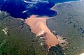 Photographia del Río de la Plata; le ripa al sinistra (norte) es Uruguay, cello al dextera (sud) es Argentina. Buenos Aires pote vider se clarmente in le basse dextera del photo; Montevideo es plus parve in le alte sinistra.