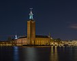 Stadshuset sett från Riddarholmen på natten.